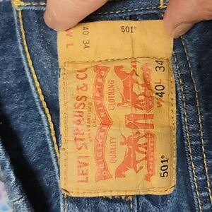 Levi's button down blue jeans